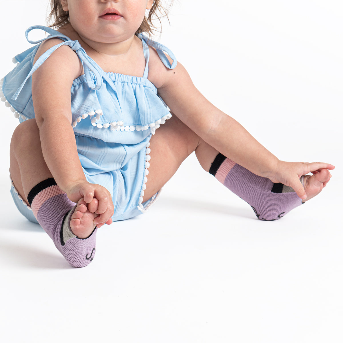 Peekaboo Baby gripper socks - lavender